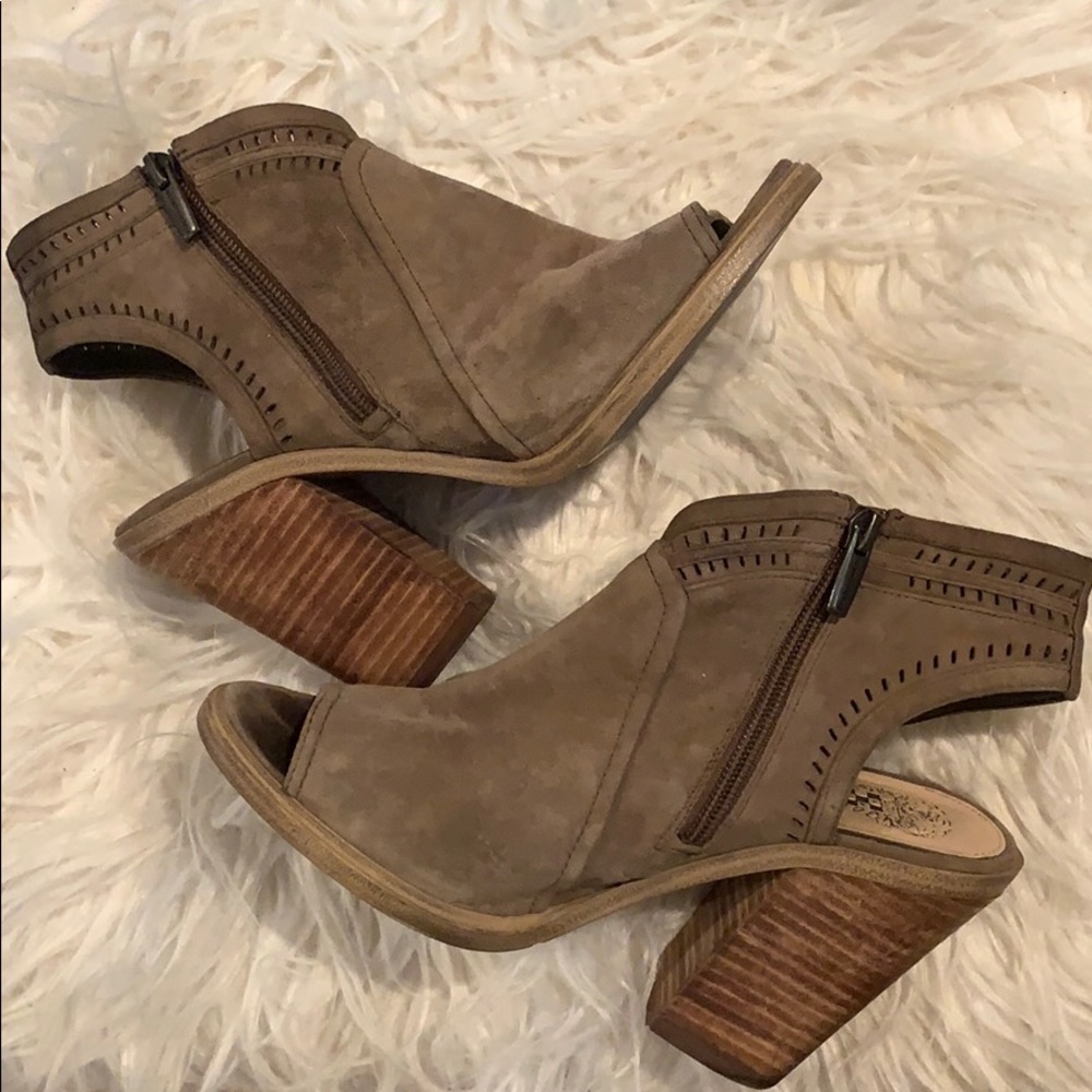 ✨Vince Camuto Wedges size 8.5✨